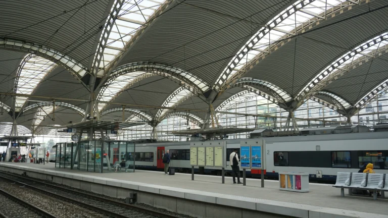 Cómo ir de Francia a Bélgica: tren, autobús, coche o avión (Guía completa 2026)