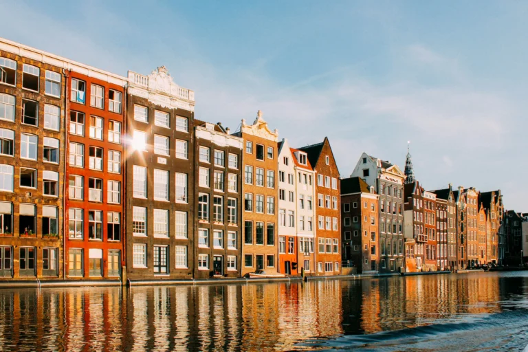 Cómo ir de Bruselas a Ámsterdam: tren, autobús, coche y avión